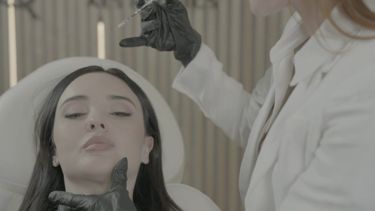 Dr. Laura Purdy preparing for an injectable treatment